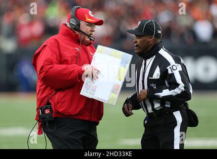 Cincinnati, Usa. 02nd Januar 2022. Zac Taylor, Cheftrainer der Kansas City Chiefs, reagiert auf einen Aufruf der Beamten während des zweiten Halbspiels gegen die Cincinnati Bengals im Paul Brown Stadium in Cincinnati, Ohio, Sonntag, 2. Januar 2022. Foto von John Sommers II /UPI Kredit: UPI/Alamy Live News Stockfoto