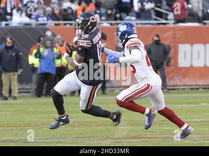 Chicago, Usa. 02nd Januar 2022. Chicago lässt Allen Robinson (12) einige Meter gewinnen, bevor er am Sonntag, den 2. Januar 2022, von den New Yorker Giants Logan Ryan (23) auf dem Soldier Field in Chicago in Angriff genommen wurde. Bears gewann 29:3. Foto von Mark Black/UPI Credit: UPI/Alamy Live News Stockfoto