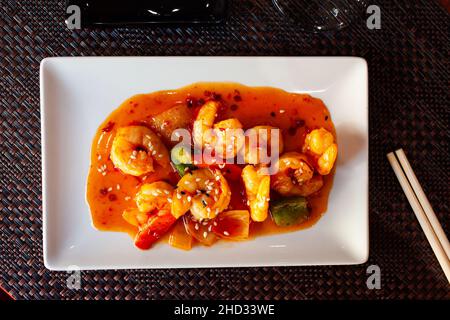 Würzige Garnelen mit Gemüseeintopf Stockfoto