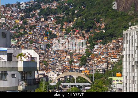 Favela da Rocinha in Rio de Janeiro, Brasilien - 22. Oktober 2021: Favela da Rocinha, aus dem Sao Conrado-Viertel in Rio de Janeiro. Stockfoto