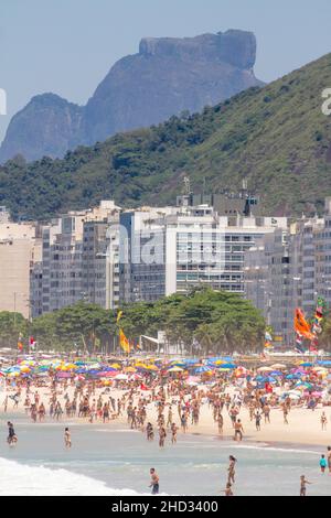 Codaba-Strand in Rio de Janeiro, Brasilien - 23. Oktober 2021: Der Codaba-Strand ist an einem typischen heißen Tag in Rio de Janeiro, Brasilien. Stockfoto