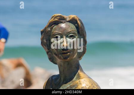 Statue von Clarice Lispector in Rio de Janeiro, Brasilien - 23. Oktober 2021: Rio de Janeiro Brasilien. Statue von Clarice Lispector, am Praia do Leme in Copa Stockfoto