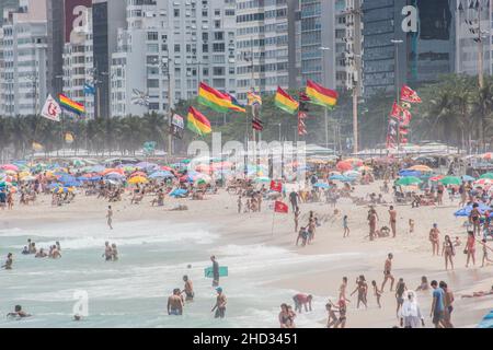 Codaba-Strand in Rio de Janeiro, Brasilien - 02. Oktober 2021: Codaba-Strand an einem typischen sonnigen Tag in Rio de Janeiro überfüllt. Stockfoto