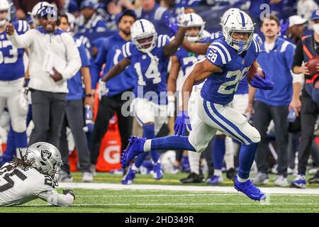 Indianapolis, Indiana, USA. 2nd Januar 2022. Indianapolis Colts laufen zurück Jonathan Taylor (28) vermeidet das Tackling der Las Vegas Raiders Free Safety Trevon Moehrig (25) während des Spiels zwischen den Las Vegas Raiders und den Indianapolis Colts im Lucas Oil Stadium, Indianapolis, Indiana. (Bild: © Scott Stuart/ZUMA Press Wire) Bild: ZUMA Press, Inc./Alamy Live News Stockfoto