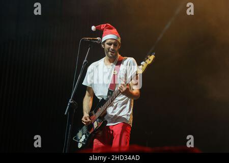 Madrid, Spanien. 02nd Januar 2022. Alberto Rojo von der Gruppe Niña Polaca (polnisches Mädchen) tritt während eines Konzerts im Centro Conde Duque auf. Kredit: SOPA Images Limited/Alamy Live Nachrichten Stockfoto