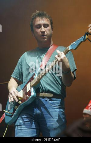 Madrid, Spanien. 02nd Januar 2022. Álvaro Surma von der Gruppe Niña Polaca (polnisches Mädchen) tritt während eines Konzerts im Centro Conde Duque auf. Kredit: SOPA Images Limited/Alamy Live Nachrichten Stockfoto