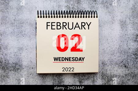 Kalender Februar 2022 auf Holztisch Hintergrund Stockfoto