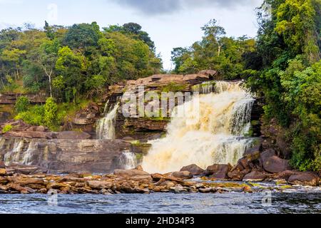 Malerische Wasserfälle vom Fluss Carrao im Canaima National Park Venezuela bei Sonnenuntergang Stockfoto