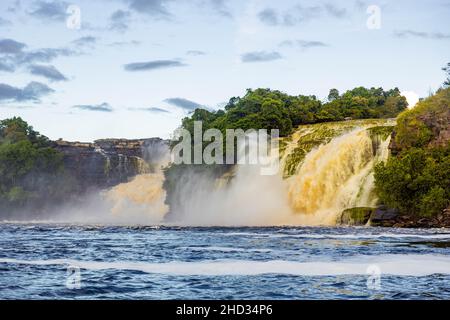 Malerische Wasserfälle vom Fluss Carrao im Canaima National Park Venezuela bei Sonnenuntergang Stockfoto