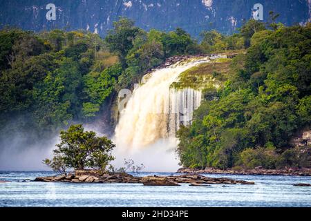 Malerische Wasserfälle vom Fluss Carrao im Canaima National Park Venezuela bei Sonnenuntergang Stockfoto