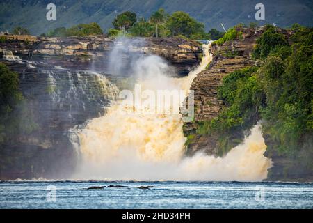 Malerische Wasserfälle vom Fluss Carrao im Canaima National Park Venezuela bei Sonnenuntergang Stockfoto