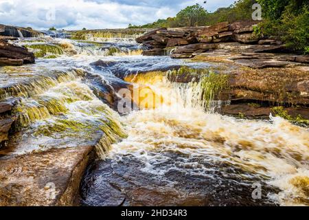 Landschaftlich schöner Blick auf die Strömung des Carrao-Flusses im Canaima-Nationalpark Venezuela Stockfoto