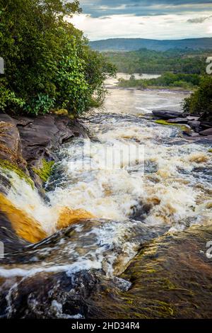 Landschaftlich schöner Blick auf die Strömung des Carrao-Flusses im Canaima-Nationalpark Venezuela Stockfoto