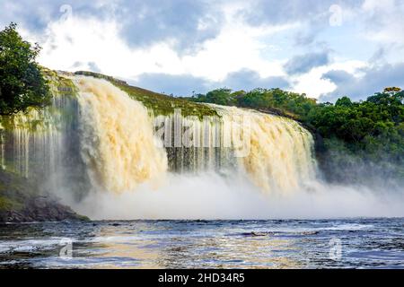 Malerische Wasserfälle vom Fluss Carrao im Canaima National Park Venezuela bei Sonnenuntergang Stockfoto