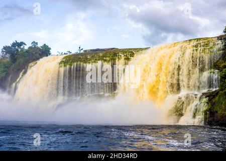 Malerische Wasserfälle vom Fluss Carrao im Canaima National Park Venezuela bei Sonnenuntergang Stockfoto