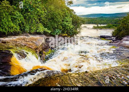 Landschaftlich schöner Blick auf die Strömung des Carrao-Flusses im Canaima-Nationalpark Venezuela Stockfoto