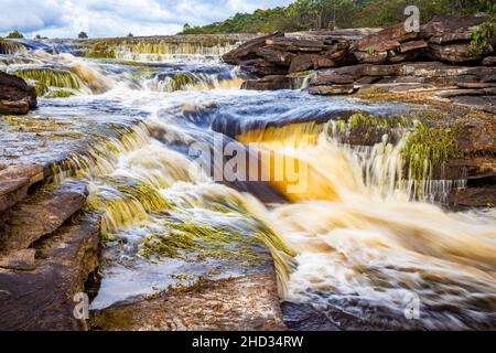 Landschaftlich schöner Blick auf die Strömung des Carrao-Flusses im Canaima-Nationalpark Venezuela Stockfoto