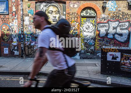 Besuchen Sie die Street Art und Grafitti auf den berühmten Straßen von Brick Lane Market, East London. East london shoreditch Bezirk hat sich zu ikonischen . Stockfoto