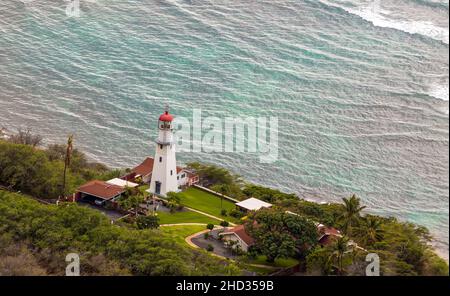 Luftaufnahme des Diamond Head Lighthouse und der Küste vom Gipfel des Diamond Head Krater in Oahu, Hawaii Stockfoto