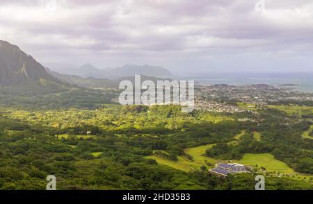 Panoramablick auf den üppigen Wald und das Meer vom Nu'uanu Pali Lookout, Oahu, Hawaii Stockfoto