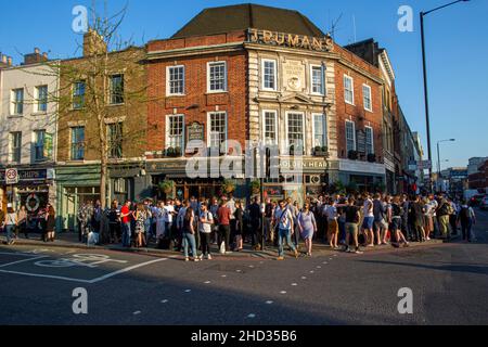 Trinken Sie vor dem Golden Heart Pub in der Commercial Street in Spitalfields, London Stockfoto