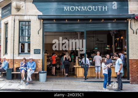 Menschen vor dem Geschäft der Monmouth Coffee Company in der Nähe des Borough Market, London. Stockfoto