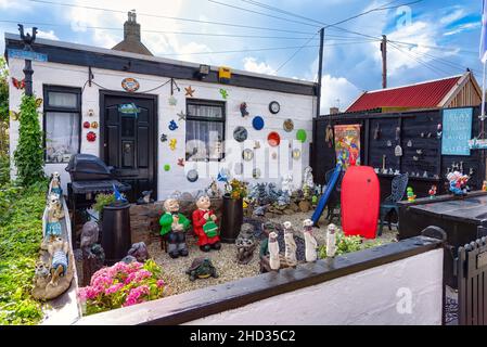 Aberdeen, Großbritannien – 17. August 2014: Ein malerisches Haus im Dorf Footdee, einem kleinen und alten Fischerdorf in der Nähe des Hafens Stockfoto