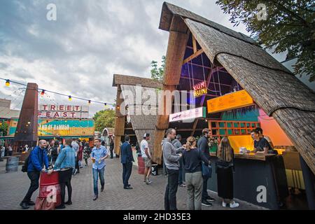 Großbritannien / England / London , Peopel trinken und essen außerhalb Hawker House Street Food Markt in East London . Stockfoto