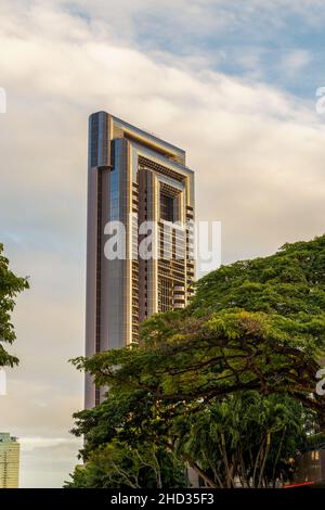 Honolulu, Hawaii - 3. Dezember 2021: Einer von zwei identischen, ikonischen Wolkenkratzern namens One Waterfront Towers entlang der South Street Stockfoto