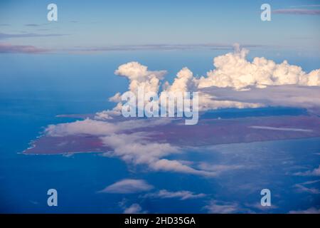 Luftaufnahme der Insel Molokai, Hawaii, vom Flugzeug aus. Stockfoto