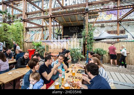 Trendy Mercato Metropolitano, in einer stillgelegten Papierfabrik, und ein Teil der Elephant & Castle's Regeneration Projekt, in SE London, Großbritannien Stockfoto