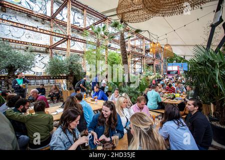 Trendy Mercato Metropolitano, in einer stillgelegten Papierfabrik, und ein Teil der Elephant & Castle's Regeneration Projekt, in SE London, Großbritannien Stockfoto