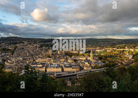 Blick aus der Vogelperspektive über die Dächer der historischen Stadt Bath mit der Abtei und dem Fluss Avon im Tal darunter in Somerset, England, Großbritannien Stockfoto
