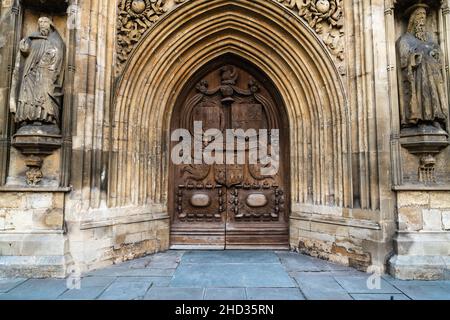 Die kunstvoll geschnitzte gotische Westtür und der bogenförmige Eingang der Bath Abbey mit Steinstatuen in der historischen Stadt Bath, Somerset, England, Großbritannien Stockfoto