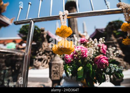Wunderschöne Blumen im Hintergrund des Wat Phra Kaew in Bangkok, Thailand Stockfoto