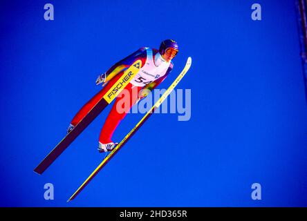 Mikhail Yesin (RUS), der bei den Olympischen Winterspielen 1994 im Einzel-Skispringen der Herren K120 antritt Stockfoto