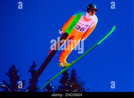 Raimo Ylipulli (FIN) tritt bei den Olympischen Winterspielen 1994 im Einzel-Skispringen der Männer K120 an Stockfoto