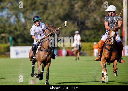 Wellington, USA. 02nd Januar 2022. Iglehart Cup Finale zwischen dem La Fe Polo Team und Beverly Polo im International Polo Club. Kredit: Yaroslav Sabitov/YES Market Media/Alamy Live Nachrichten Stockfoto