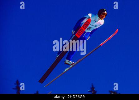 Franci Petek (SLO), der bei den Olympischen Winterspielen 1994 im Einzel-Skispringen der Herren K120 antritt Stockfoto