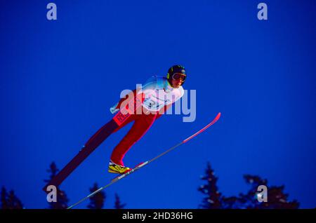 Aleksandr Sinyavsky (BLR), der bei den Olympischen Winterspielen 1994 im Einzel-Skispringen der Männer K120 antritt Stockfoto