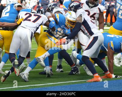 Inglewood, Usa. 02nd Januar 2022. Los Angeles Chargers laufen zurück Austin Egeler (30) punktet am Sonntag, den 2. Januar 2022 in Inglewood, Kalifornien, im ersten Quartal im SoFi Stadium gegen die Broncos. Foto von Jon SooHoo/UPI Credit: UPI/Alamy Live News Stockfoto