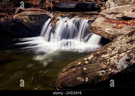 Cascade on Looking Glass Creek - Pisgah National Forest, in der Nähe von Brevard, North Carolina, USA Stockfoto