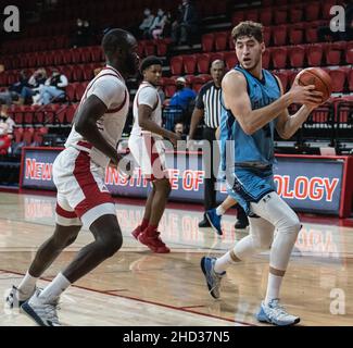 Newark, New Jersey, USA. 2nd Januar 2022. Linker NJIT'S SOULEYMANE DIAKITE verteidigt Maine's ATA TURGUT während der ersten Halbzeit Aktion im NJIT Wellness und Event Center in Newak, NJ. NJIT hält Maine in einer knappen Niederlage 69-66 (Bildnachweis: © Brian Branch Price/ZUMA Press Wire) Stockfoto