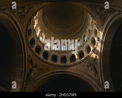 Niedriger Winkel Innenansicht der Kuppel der Basilika des Heiligen Herzens von Paris (Sacre-Coeur), Frankreich Stockfoto