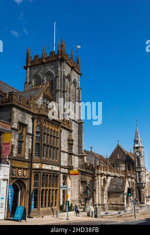 England, Dorset, Dorchester, die High Street mit dem County Museum und der St. Peter's Church Stockfoto