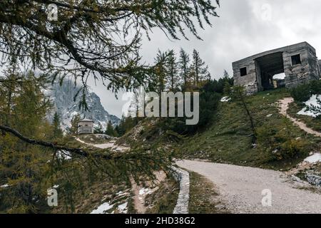 Betonbunker aus dem Ersten Weltkrieg auf dem Vrsic-Pass in den Julischen Alpen in Slowenien Stockfoto