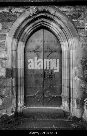 Alte hölzerne Kirchentür in Schottland Stockfoto