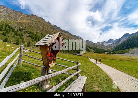 Schöne Aussicht auf Menschen, die auf einem Wanderweg im Pfossental in den italienischen Alpen wandern Stockfoto