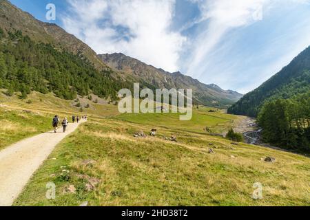 Schöne Aussicht auf Menschen, die auf einem Wanderweg im Pfossental in den italienischen Alpen wandern Stockfoto