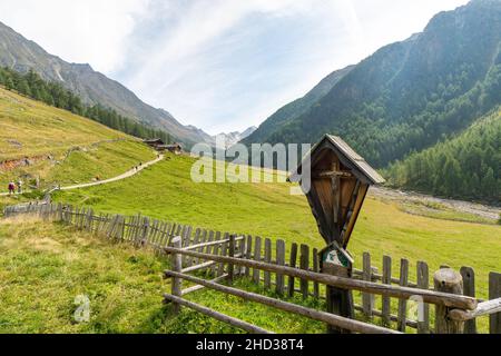 Schöner Blick auf einen sonnigen Tag im Pfossental, Val di Fosse in den italienischen Alpen Stockfoto